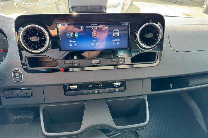 Sort Mercedes Sprinter 517 fra 2024 set indefra