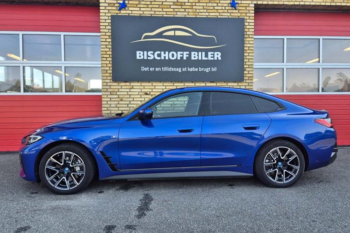 Blå BMW i4 fra 2023