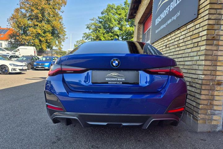 Blå BMW i4 fra 2023