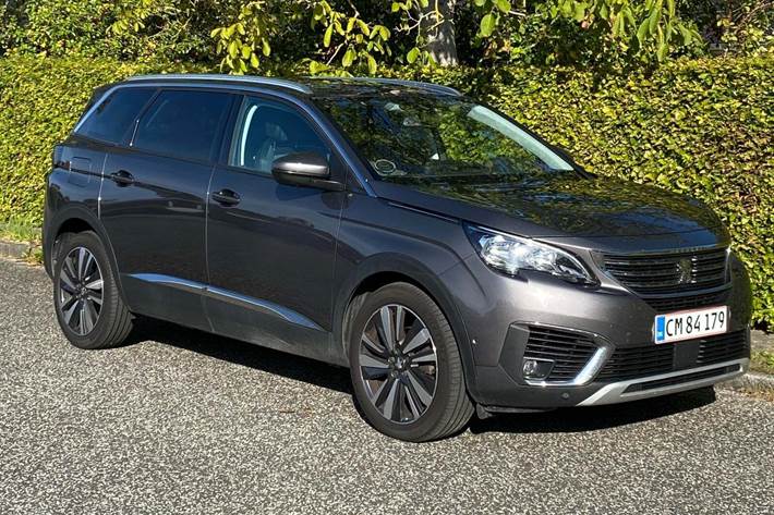 Rød Peugeot 5008 fra 2019 set udefra