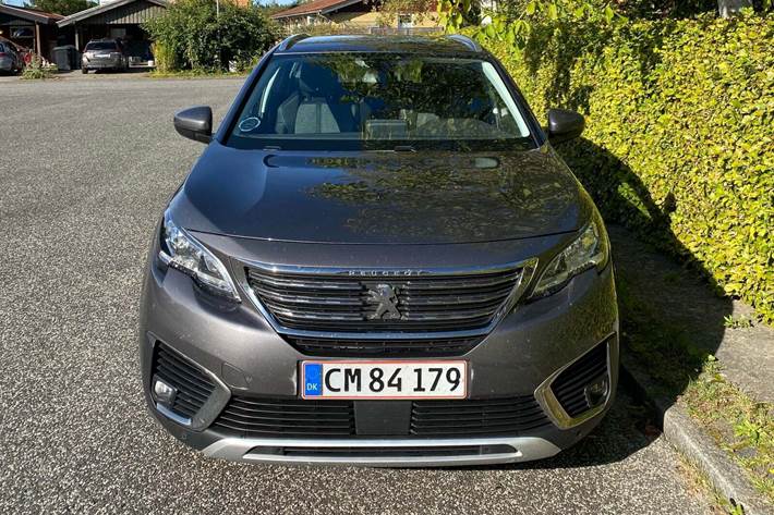 Rød Peugeot 5008 fra 2019