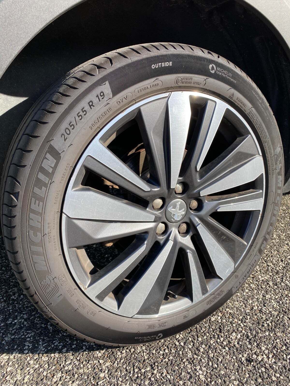 Rød Peugeot 5008 fra 2019