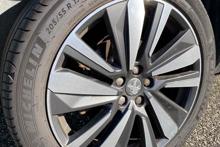 Rød Peugeot 5008 fra 2019