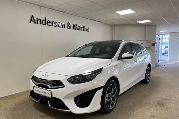 Hvid Kia Ceed fra 2024 set udefra