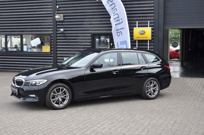 Sort BMW 320d fra 2021 set udefra