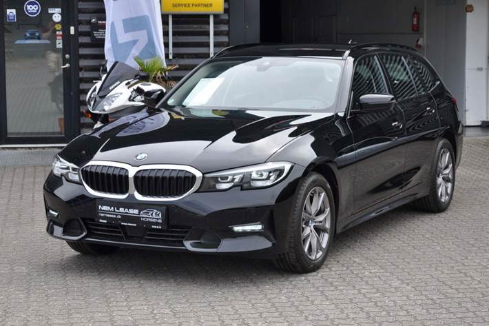 Sort BMW 320d fra 2021 set udefra
