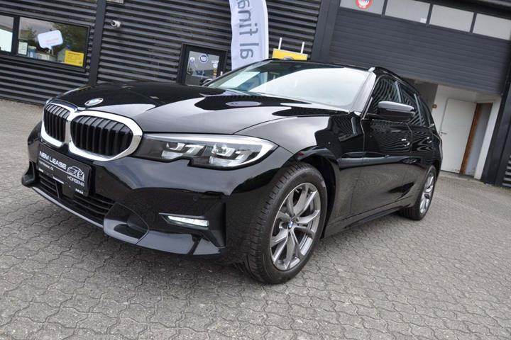 Sort BMW 320d fra 2021 set udefra