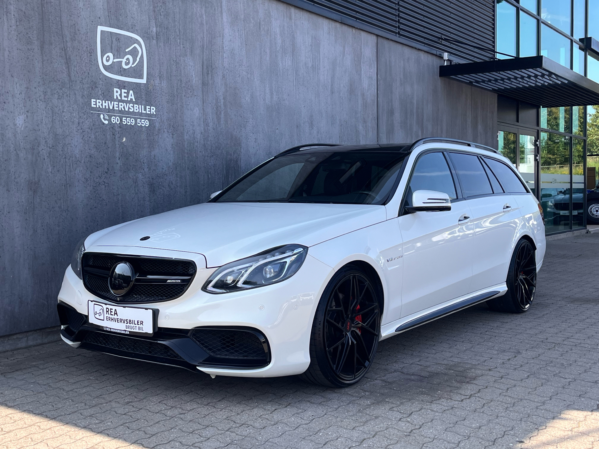 Hvid Mercedes E63 AMG S fra 2014 set udefra