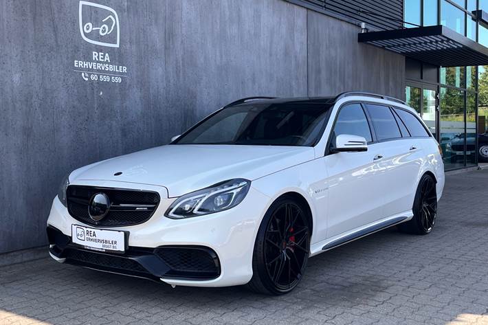 Hvid Mercedes E63 AMG S fra 2014 set udefra