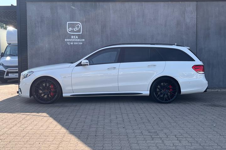 Hvid Mercedes E63 AMG S fra 2014
