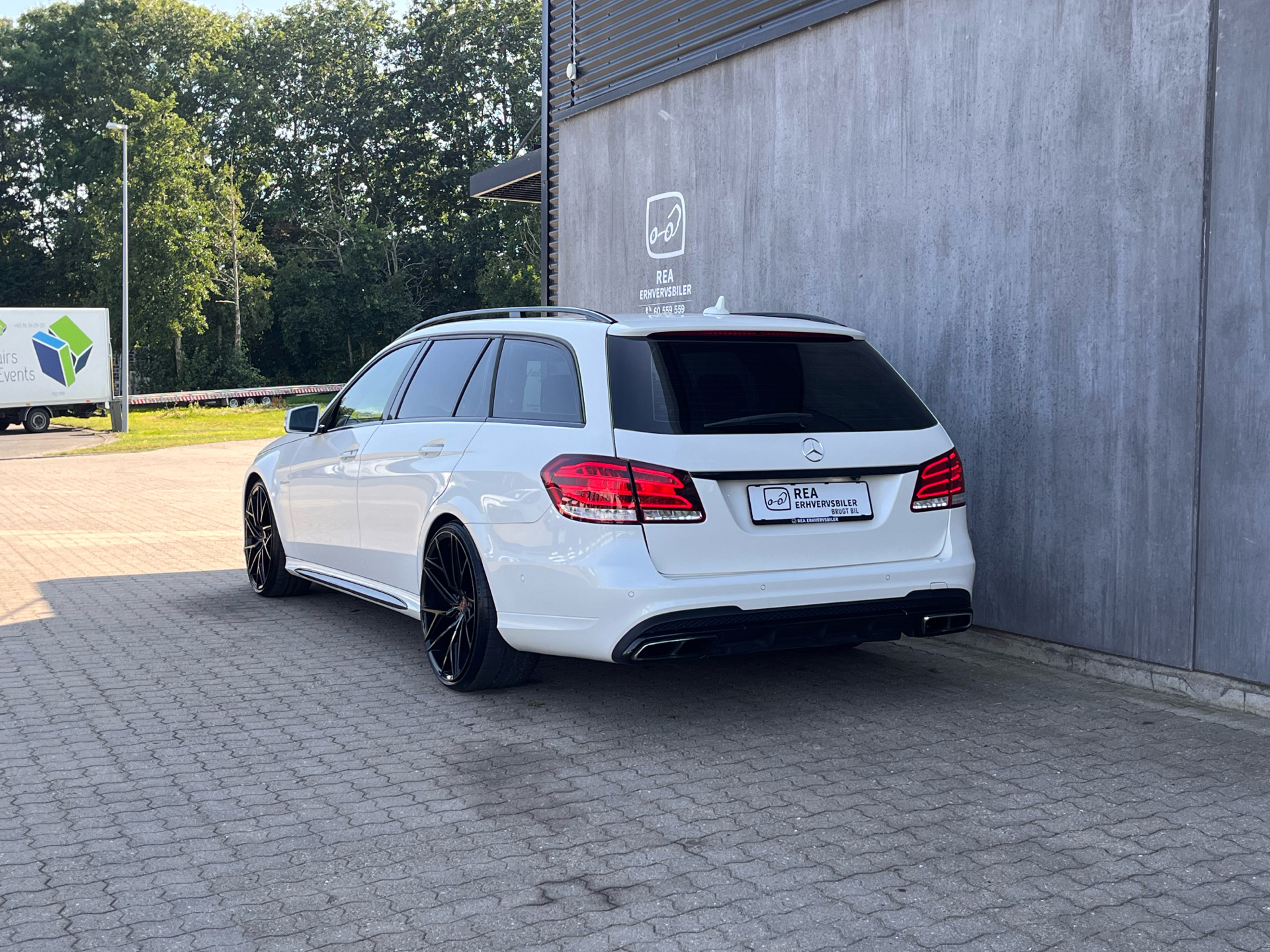 Hvid Mercedes E63 AMG S fra 2014