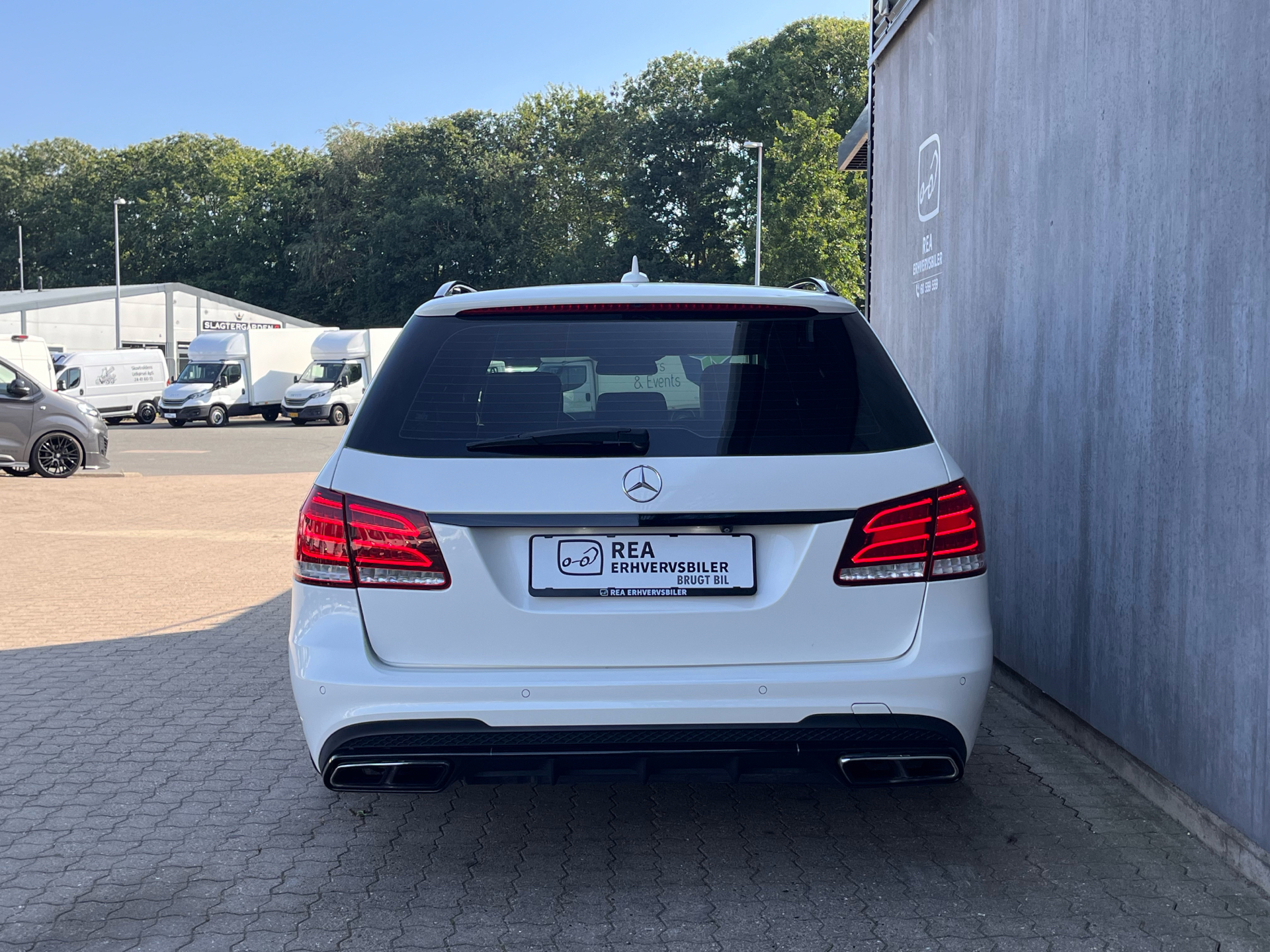 Hvid Mercedes E63 AMG S fra 2014 set udefra