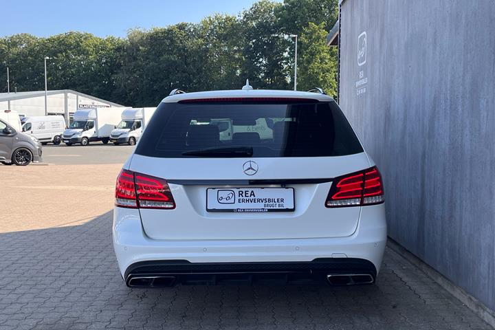 Hvid Mercedes E63 AMG S fra 2014 set udefra