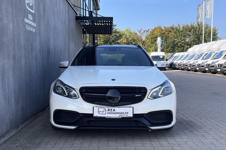 Hvid Mercedes E63 AMG S fra 2014 set udefra
