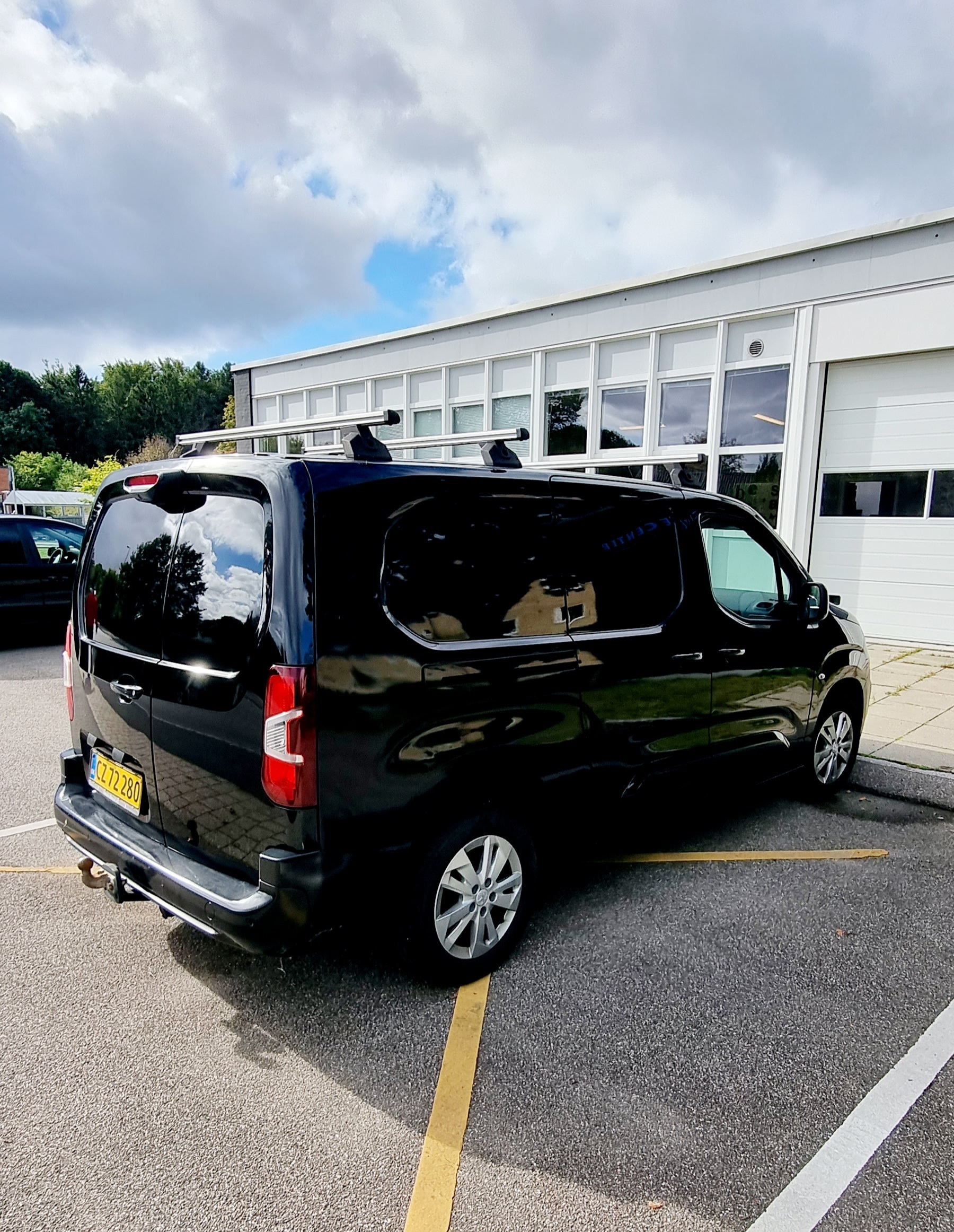 Sort Peugeot Partner fra 2021