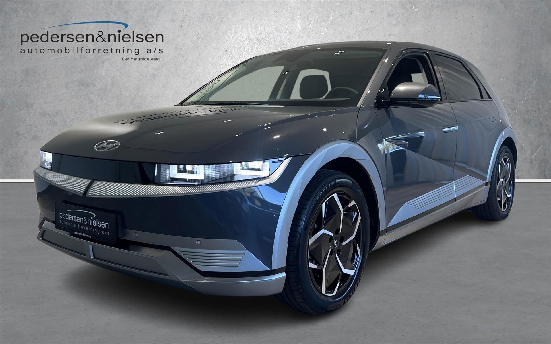 Grå Hyundai Ioniq 5 fra 2024 set udefra