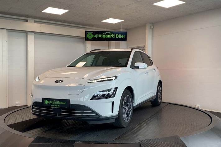 Hvid Hyundai Kona fra 2021 set udefra