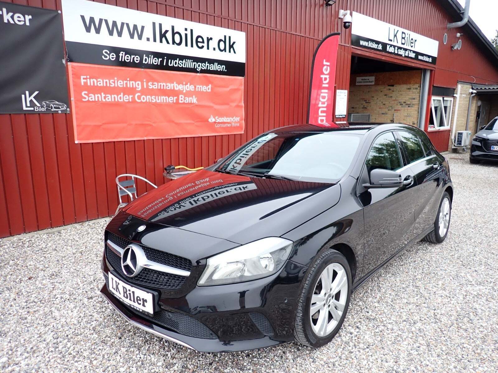 Sort Mercedes A200 fra 2016 set udefra