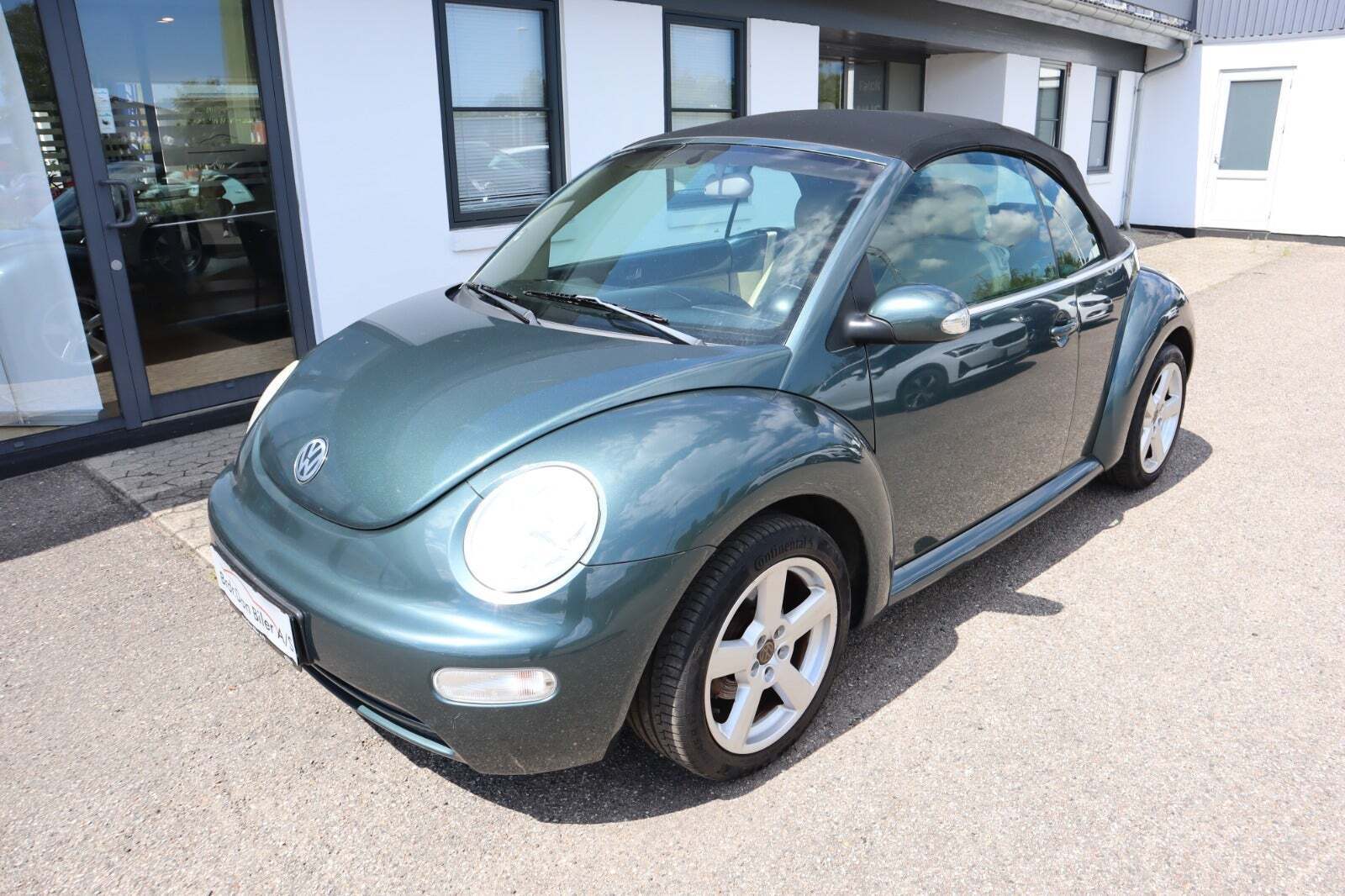 Grå VW New Beetle fra 2005 set udefra