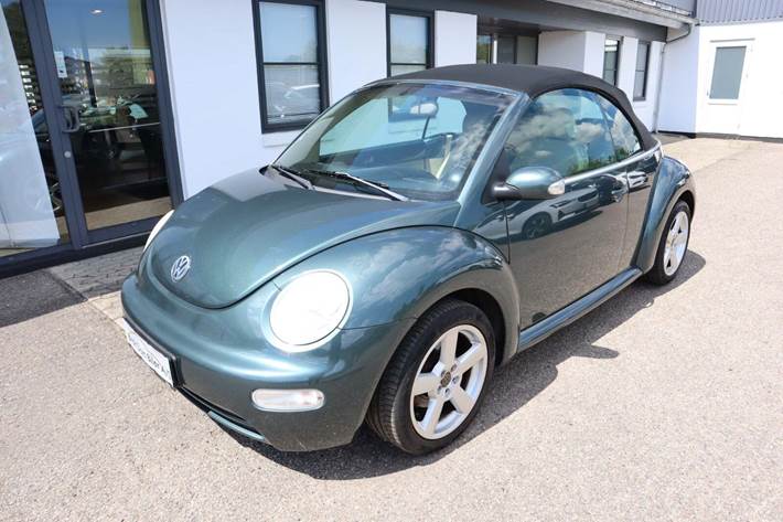 Grå VW New Beetle fra 2005 set udefra