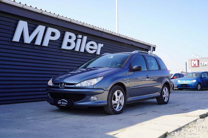 Sort Peugeot 206 fra 2006 set udefra