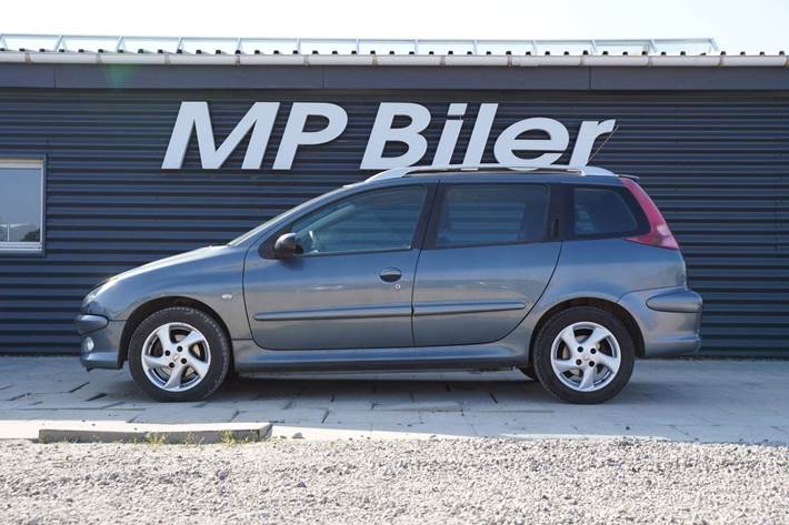 Sort Peugeot 206 fra 2006 set udefra