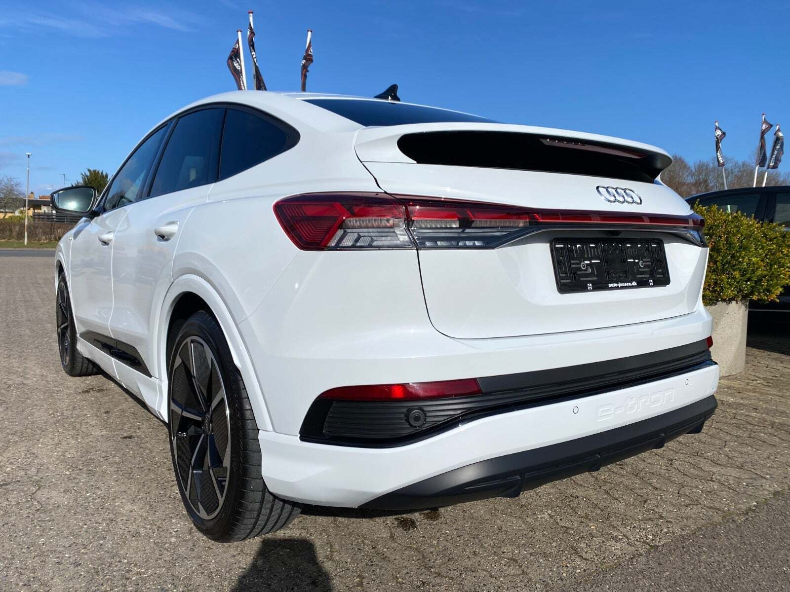 Hvid Audi Q4 e-tron fra 2022