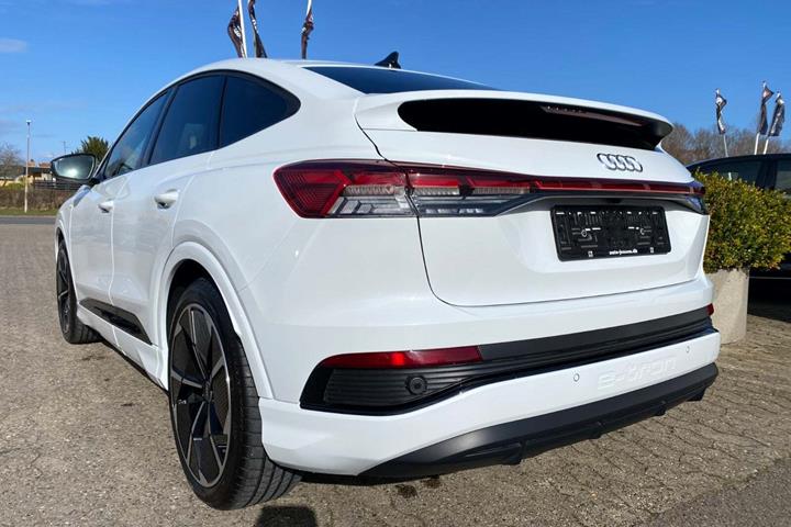 Hvid Audi Q4 e-tron fra 2022
