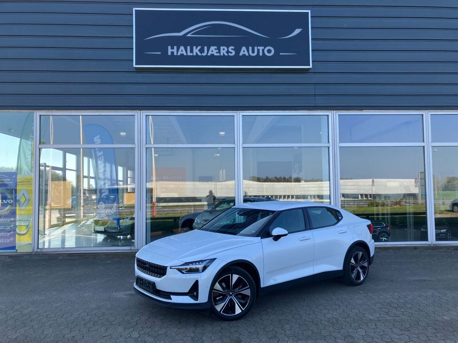 Hvid Polestar 2 fra 2023 set udefra