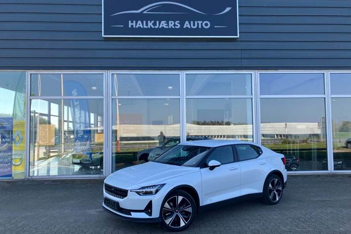 Hvid Polestar 2 fra 2023 set udefra
