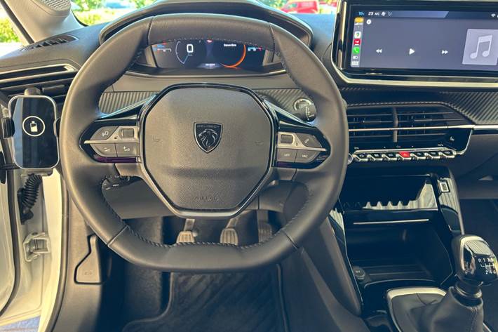 Hvid Peugeot 208 fra 2024