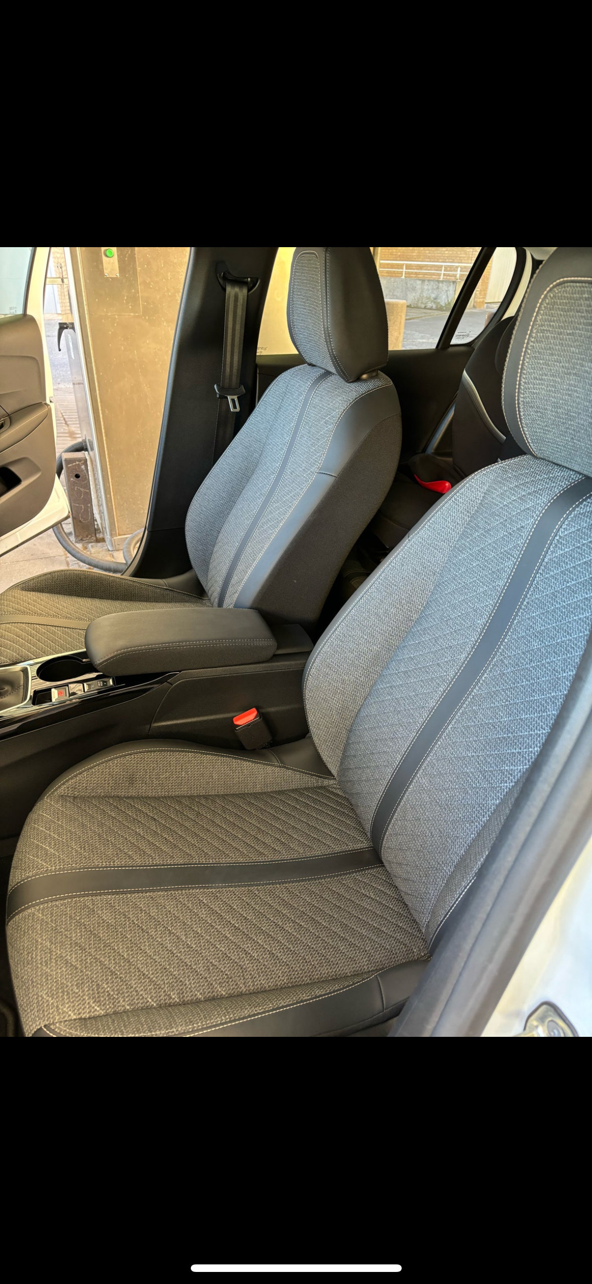 Hvid Peugeot 208 fra 2024