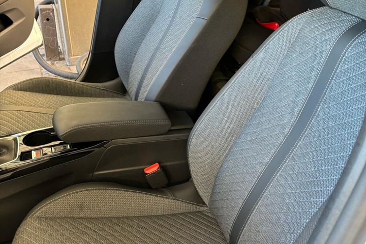 Hvid Peugeot 208 fra 2024