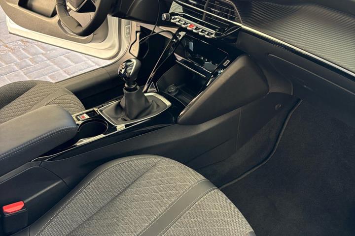Hvid Peugeot 208 fra 2024