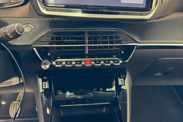 Hvid Peugeot 208 fra 2024
