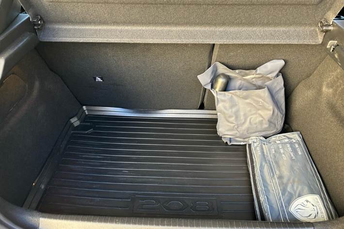 Hvid Peugeot 208 fra 2024