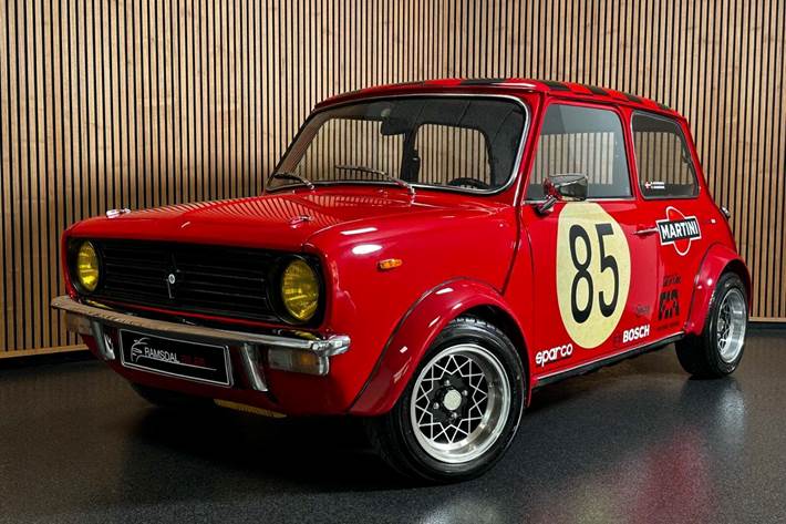 Rød Morris Mascot fra 1978 set udefra