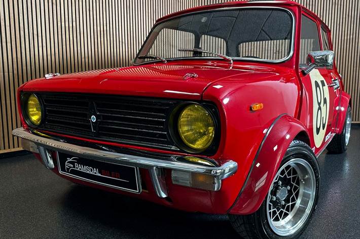 Rød Morris Mascot fra 1978 set udefra