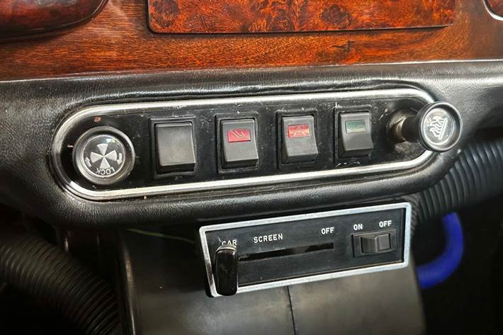 Rød Morris Mascot fra 1978 set indefra