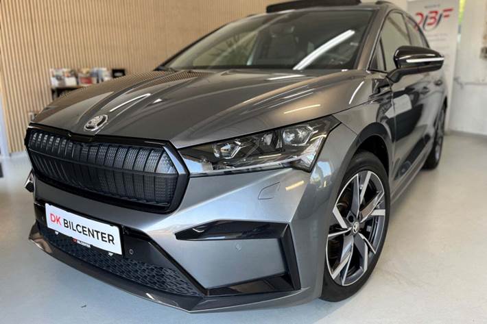 Grå Skoda Enyaq fra 2023 set udefra