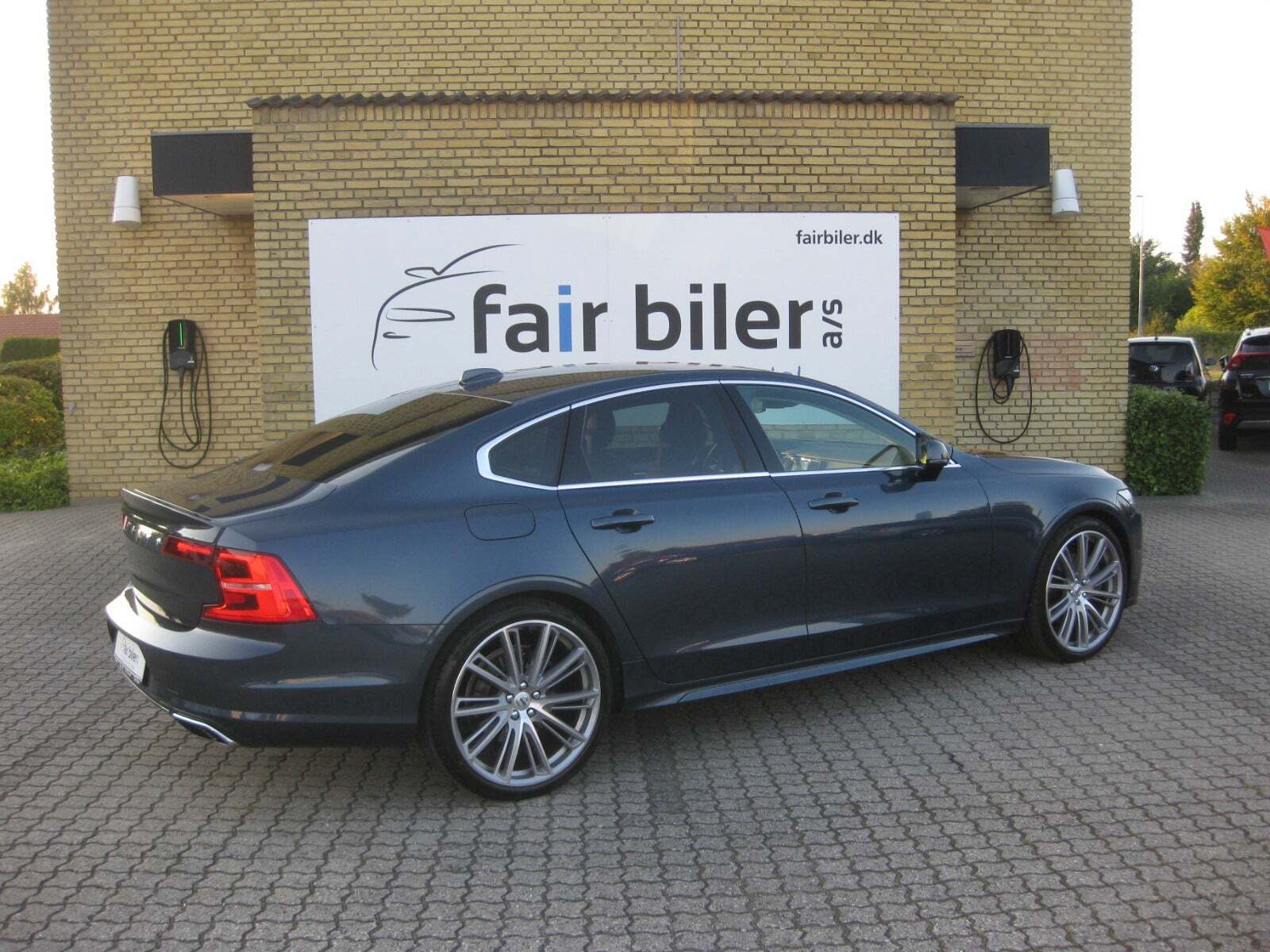 Blå Volvo S90 fra 2018 set udefra