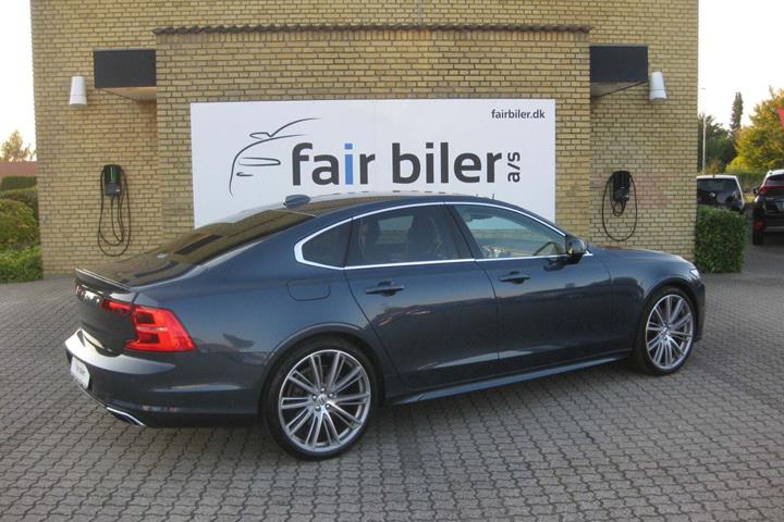 Blå Volvo S90 fra 2018 set udefra