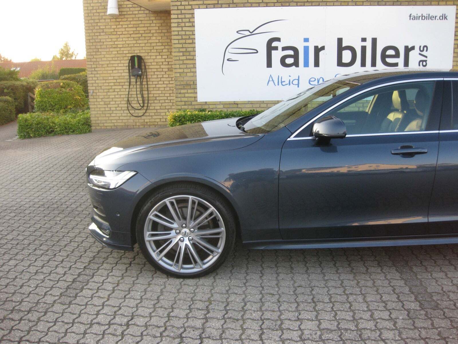 Blå Volvo S90 fra 2018 set udefra