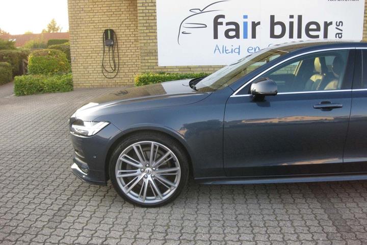 Blå Volvo S90 fra 2018 set udefra