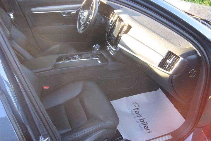 Blå Volvo S90 fra 2018 set indefra