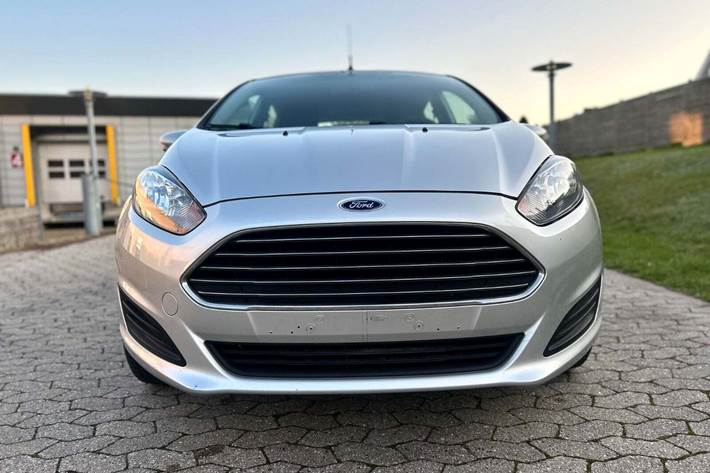 Grå Ford Fiesta fra 2014