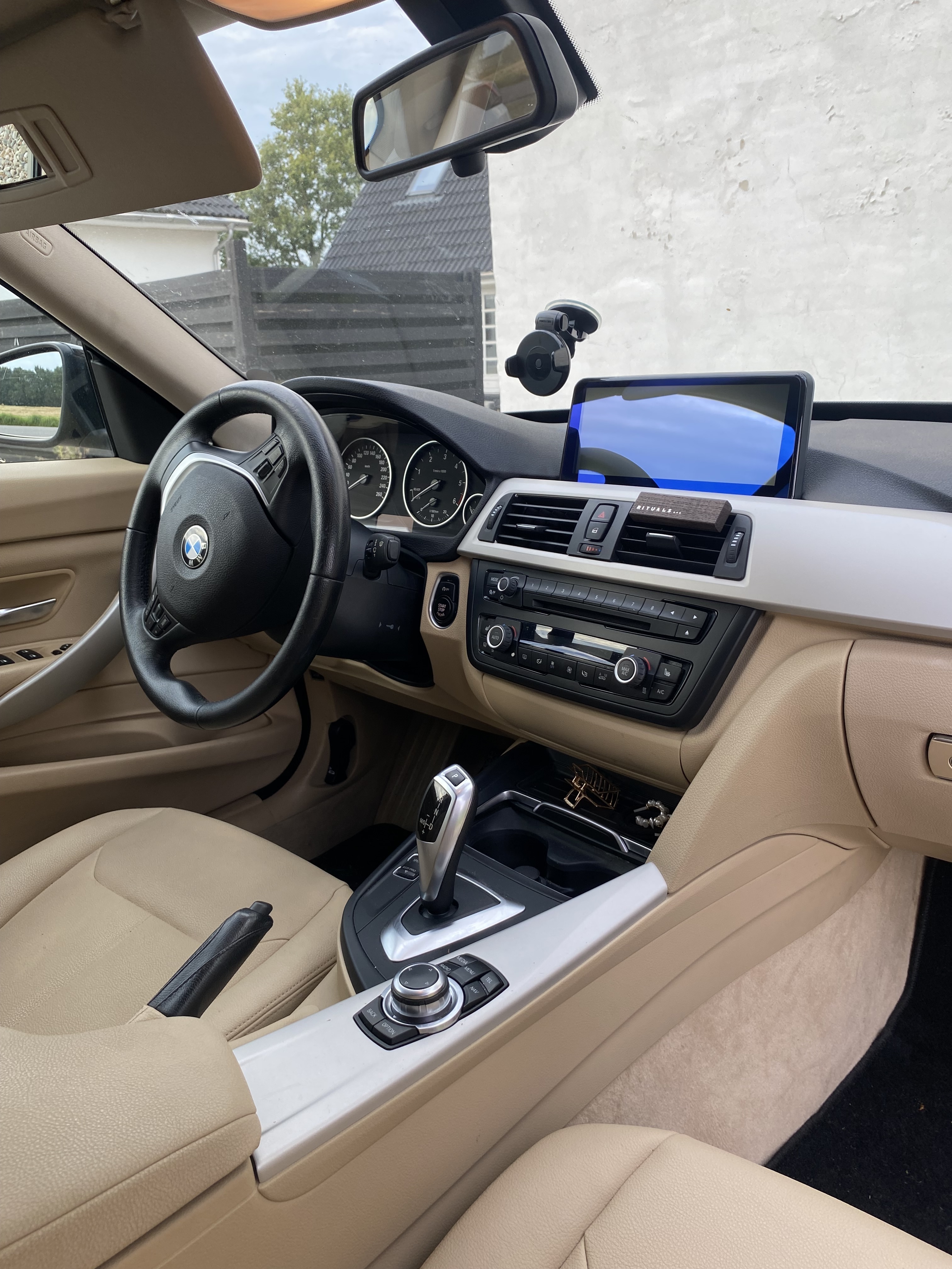 Sort BMW 320 Gran Turismo fra 2016
