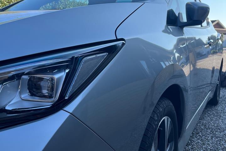 Grå Nissan Leaf fra 2021