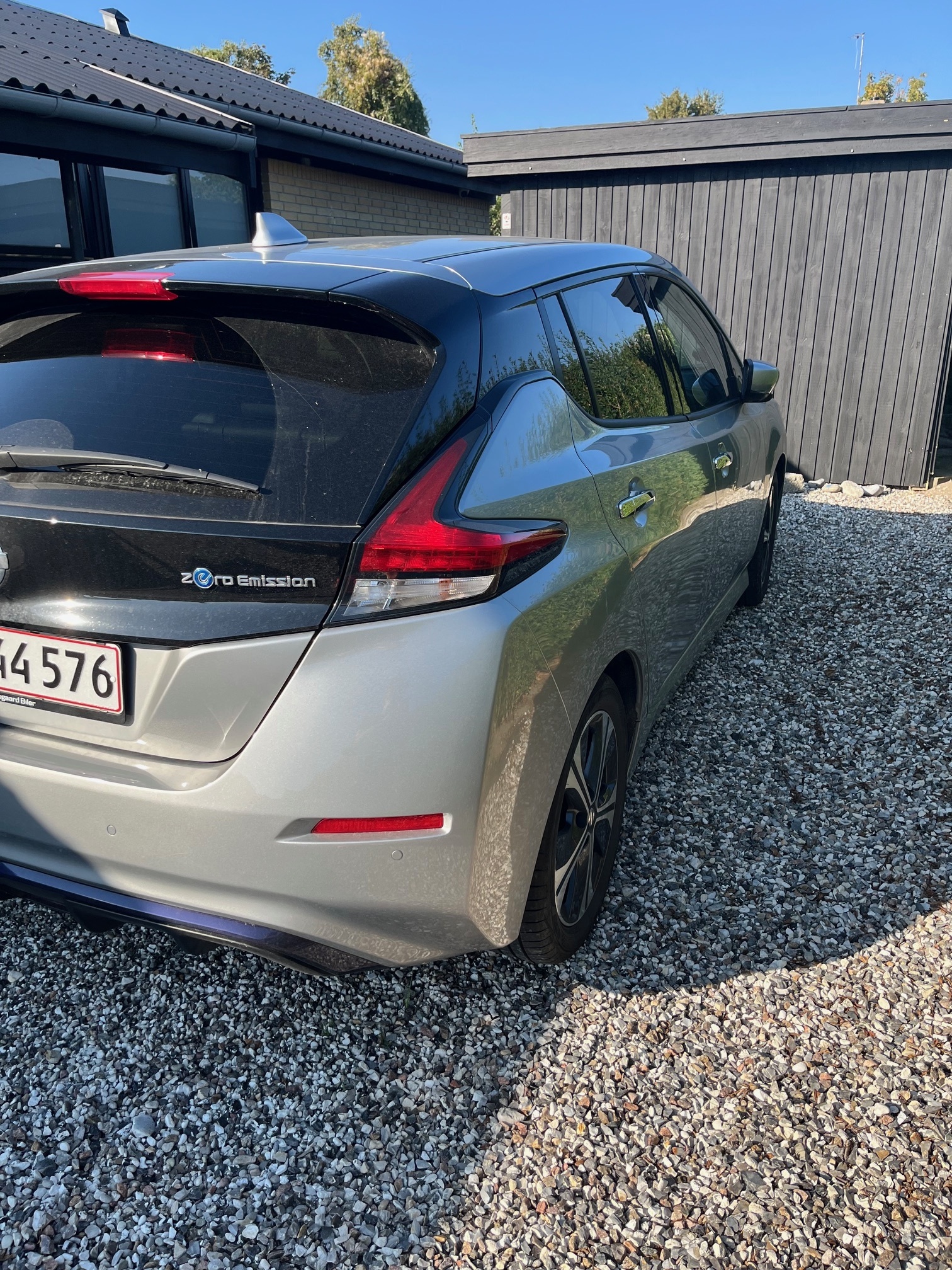Grå Nissan Leaf fra 2021