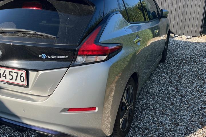 Grå Nissan Leaf fra 2021